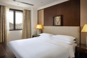 Letto o letti in una camera di Sheraton Oman Hotel