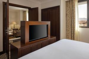 TV o dispositivi per l'intrattenimento presso Sheraton Oman Hotel