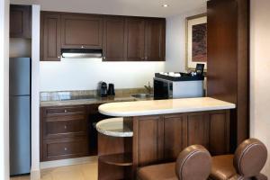Cucina o angolo cottura di Sheraton Oman Hotel
