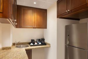 Cucina o angolo cottura di Sheraton Oman Hotel