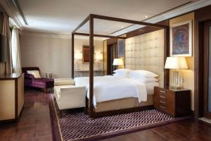 Letto o letti in una camera di Sheraton Oman Hotel