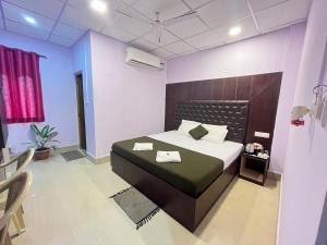 1 dormitorio con 1 cama grande en una habitación en Purnima Residency, en Neil Island