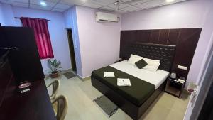 1 dormitorio pequeño con 1 cama con 2 almohadas en Purnima Residency, en Neil Island