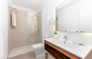 bagno bianco con lavandino e servizi igienici di Ona Alborada a Costa Del Silencio