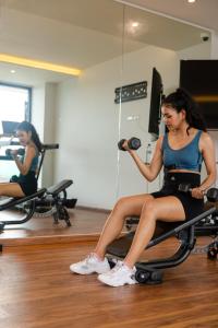 Fitness centrum a/nebo fitness zařízení v ubytování Tour De Phuket Hotel - SHA Plus