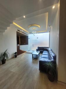Llit o llits en una habitació de Neelkanth Hotel