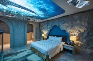 a bedroom with a bed with a blue ceiling at Motel Lin in Taichung