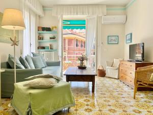 - un salon avec un canapé et une table dans l'établissement CasaViva - Comfy Trilo in Santa Margherita Ligure, à Santa Margherita Ligure
