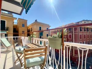 - un balcon avec deux chaises et une plante dans l'établissement CasaViva - Comfy Trilo in Santa Margherita Ligure, à Santa Margherita Ligure