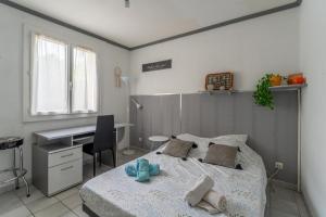 Un dormitorio con una cama y un escritorio y un escritorio. en P'tit Bout de paradis, en Cavaillon 19 fotos más