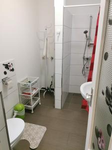 uma casa de banho com um lavatório, um WC e um chuveiro em Zimmervermietung LanNik em Hildesheim