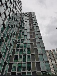 un edificio alto con muchas ventanas en SOHO Suites KLCC en Kuala Lumpur