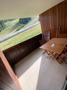 a room with a table and chairs and a large window at Bartavelle Pied des pistes Praloup in Uvernet