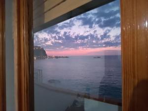 una ventana con vistas al océano en Balcone sul mare, en Scilla