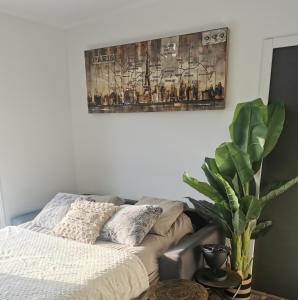 ein Wohnzimmer mit einem Sofa und einem Gemälde an der Wand in der Unterkunft Logement cosy avec piscine et jacuzzi privatifs 4 étoiles in Saint-Dolay