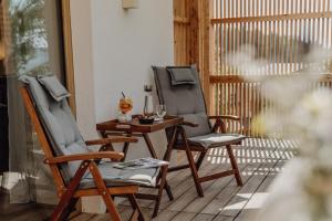 twee stoelen en een tafel op een veranda bij Seetalblick in Sankt Wolfgang