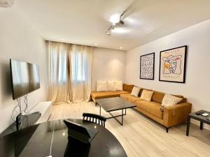 uma sala de estar com um sofá e uma mesa em "Luxe Residence" Marsa avec Parking em Tunes
