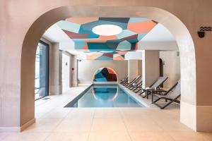 Bazén v ubytování Chalet Hôtel Le Prieuré & Spa nebo v jeho okolí