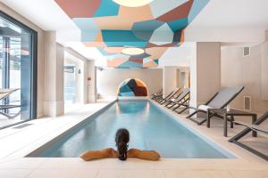 Bazén v ubytování Chalet Hôtel Le Prieuré & Spa nebo v jeho okolí