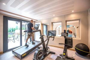 Fitness centrum a/nebo fitness zařízení v ubytování Chalet Hôtel Le Prieuré & Spa