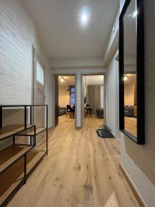 sala de estar amplia con suelo de madera y pasillo en Revesen Premium Apartments, en Cracovia