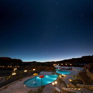 vista su due piscine di notte di Waterstone resort 