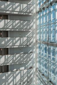 um close da fachada de um arranha-céu em Shenzhen Marriott Hotel Nanshan em Shenzhen