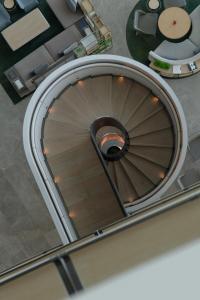 uma vista superior de uma escada em espiral num edifício em Shenzhen Marriott Hotel Nanshan em Shenzhen