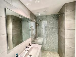 Koupelna v ubytování "Luxe Residence" Marsa avec Parking