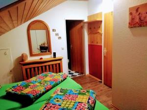 1 dormitorio con 2 camas y espejo en Ferienwohnung Waldkäuzle27, en Lenzkirch