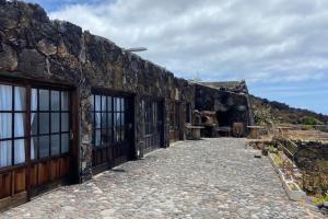 Aprtamento Rural El Pino في El Pinar del Hierro: مبنى حجري بأبواب وممشى حجري