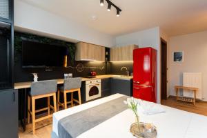 Valaoritou 3 Luxury Rooms的厨房或小厨房