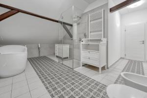 een badkamer met een bad, een toilet en een wastafel bij Apartments Old Town Gloria in Zagreb
