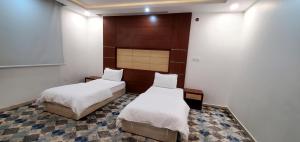En eller flere senge i et værelse på أباهي للوحدات السكنية الحوطة