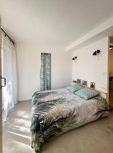 1 dormitorio con 1 cama grande en una habitación en Pandhome en Dingsheim