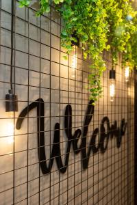 塞萨洛尼基Valaoritou 3 Luxury Rooms的窗口,上面写有帮助词