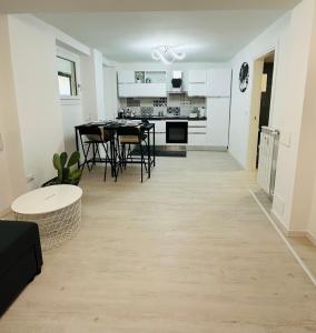a kitchen and living room with a table and chairs at Casa InCentro in Pescara