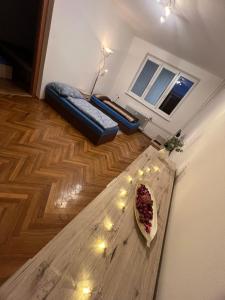 a room with a pizza on a wooden table with lights at Plne vybavený trojizbový apartmán neďaleko centra in Levice