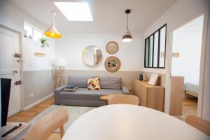 ein Wohnzimmer mit einem Sofa und einem Tisch in der Unterkunft Providencia in La Ciotat