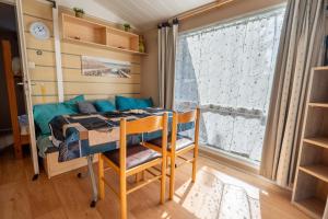 a room with a bed and a table and a window at Mobilehome 4 personnes in Les Mathes