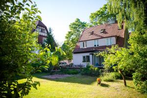 una casa con un patio con un patio en Hostelino, en Sopot