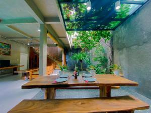 The Green Home Bali في دينباسار: طاولة خشبية في منتصف الغرفة