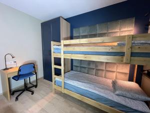 - une chambre avec 2 lits superposés et un bureau dans l'établissement Superior Baltea 3 rooms, Beach 800m, AirCondition, à Gdańsk