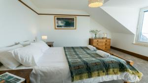 - une chambre avec un lit blanc et une fenêtre dans l'établissement Gwelfor, à Nefyn
