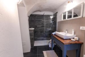 a bathroom with a sink and a shower at Relais del Brigante in Settimo Vittone