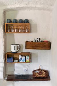 a wall with two wooden shelves and a sink at Relais del Brigante in Settimo Vittone