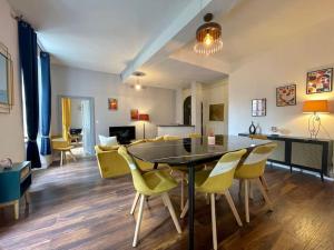 ein Esszimmer und ein Wohnzimmer mit einem Tisch und Stühlen in der Unterkunft Charleston chic ※ centre-ville in Carcassonne