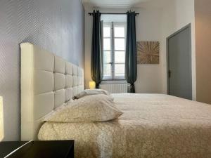 ein Schlafzimmer mit einem großen Bett und einem Fenster in der Unterkunft Charleston chic ※ centre-ville in Carcassonne