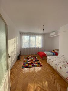 um quarto com duas camas e um tapete no chão em Gorgeous Two Bedroom Apartment em Silistra