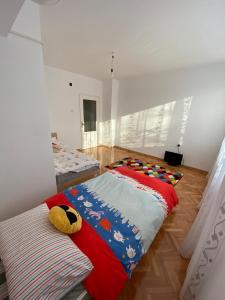 een kamer met 2 bedden in een kamer bij Gorgeous Two Bedroom Apartment in Silistra